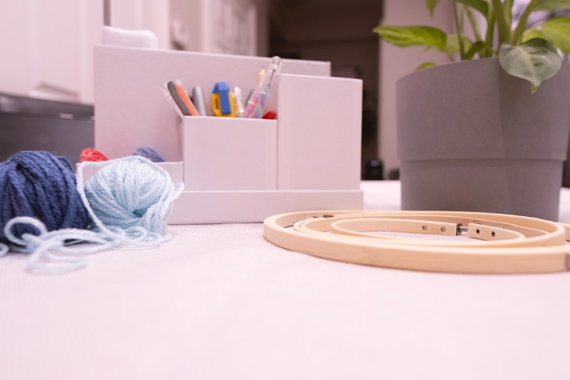Interno dello studio di ricamo con tavolo di lavoro